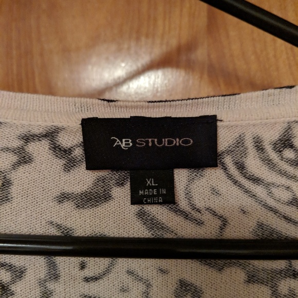 XL Paisley Cardigan! Make Me An Offer! - Picture 3 of 3